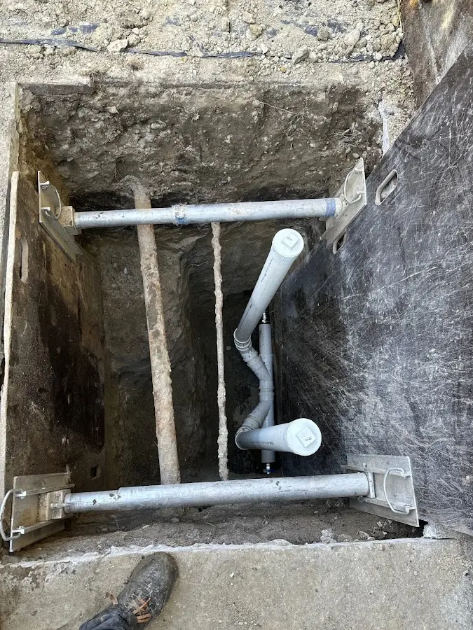 Experienced plumber completing Drain Cleaning work in Mustang